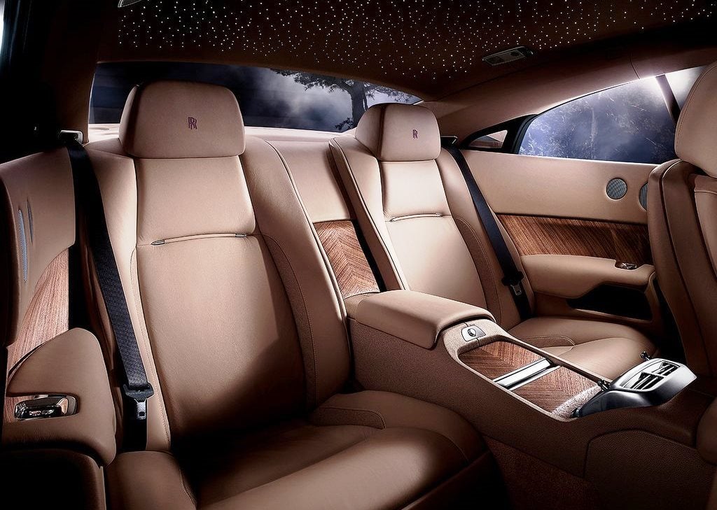 https://gcc-1307444343.cos.accelerate.myqcloud.com/images/67ceb4/r_960x540/generations/generation_64a622850437d_rolls-royce-wraith-interior-rear-seats.jpg