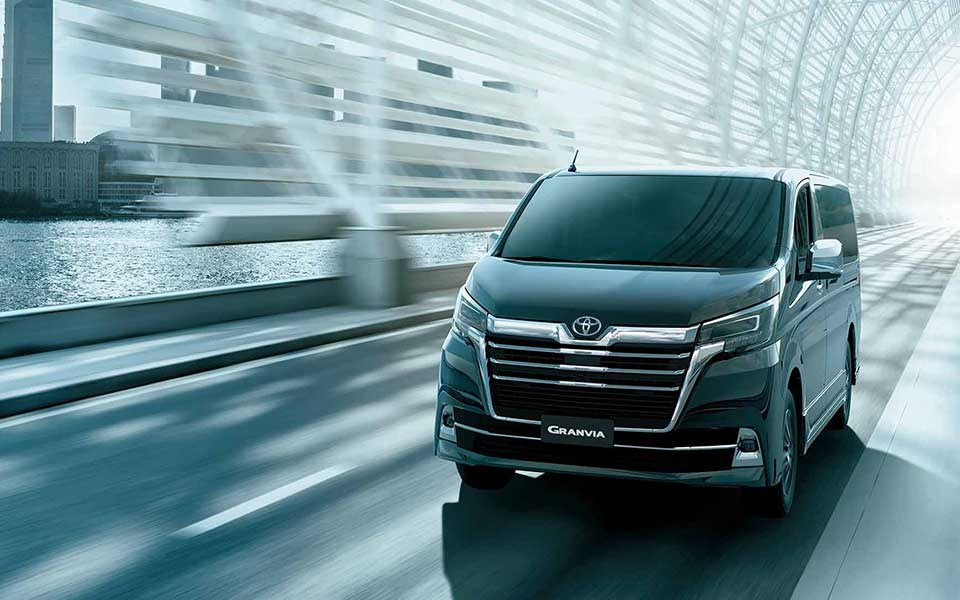 https://gcc-1307444343.cos.accelerate.myqcloud.com/images/6b740f/r_960x540/generations/generation_649958c229a7b_toyota-granvia-exterior-front-left-angled.jpg