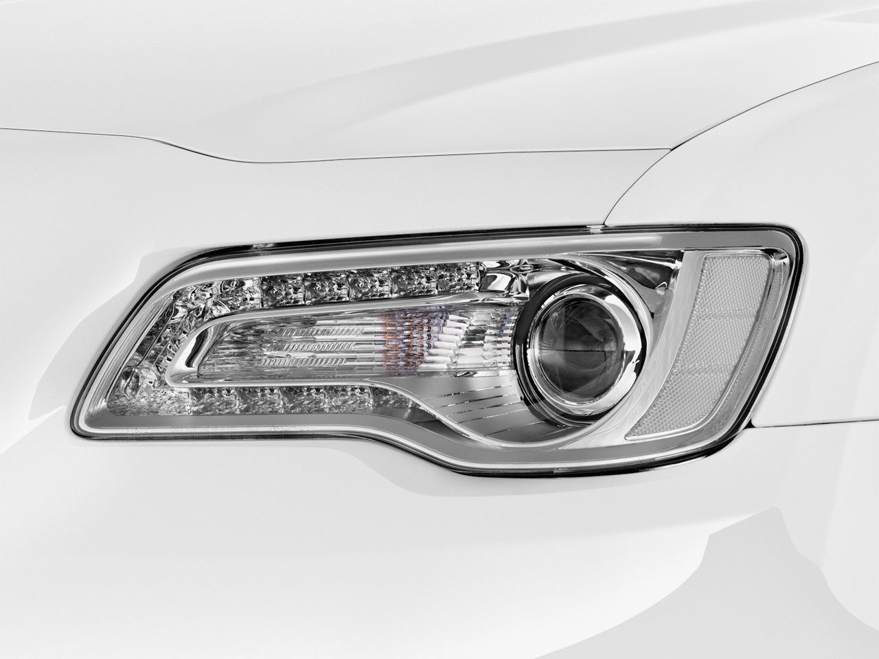 https://gcc-1307444343.cos.accelerate.myqcloud.com/images/6b78b1/r_960x540/generations/generation_64a6f89899446_chrysler-300-exterior-headlight.jpg