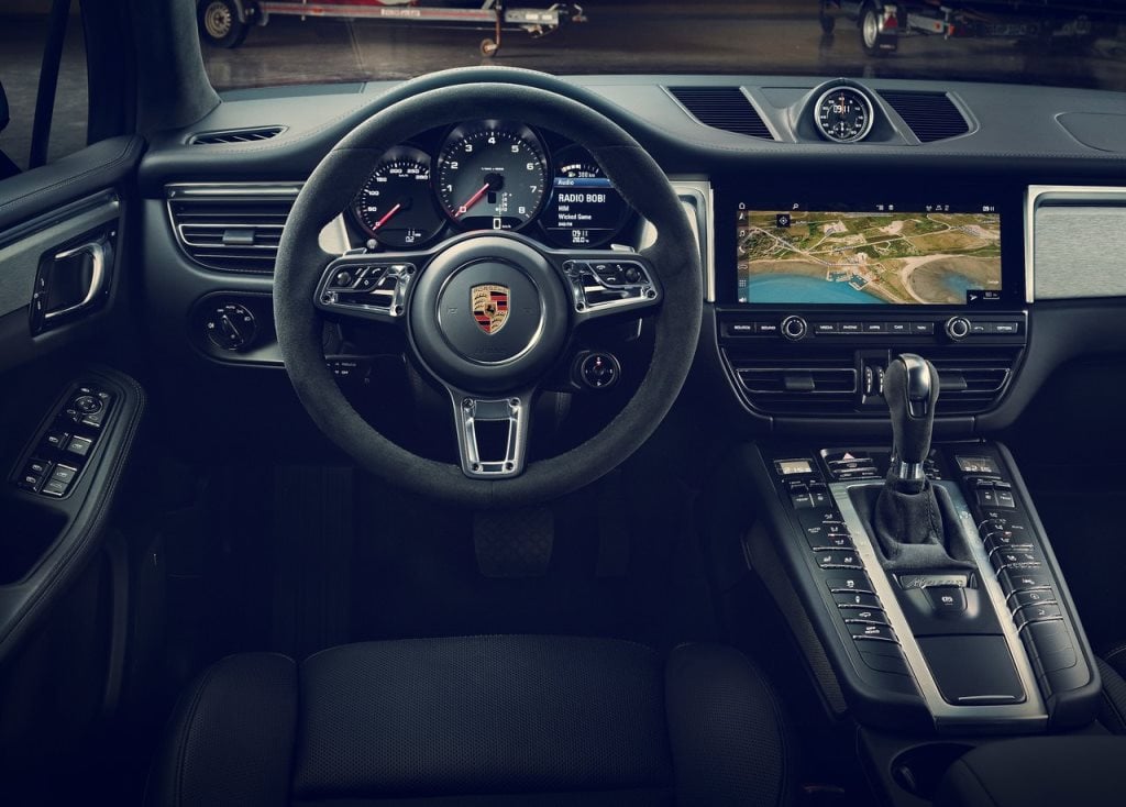 https://gcc-1307444343.cos.accelerate.myqcloud.com/images/6c349b/r_960x540/generations/generation_64a122b73a04d_porsche-macan-interior-cockpit.jpg