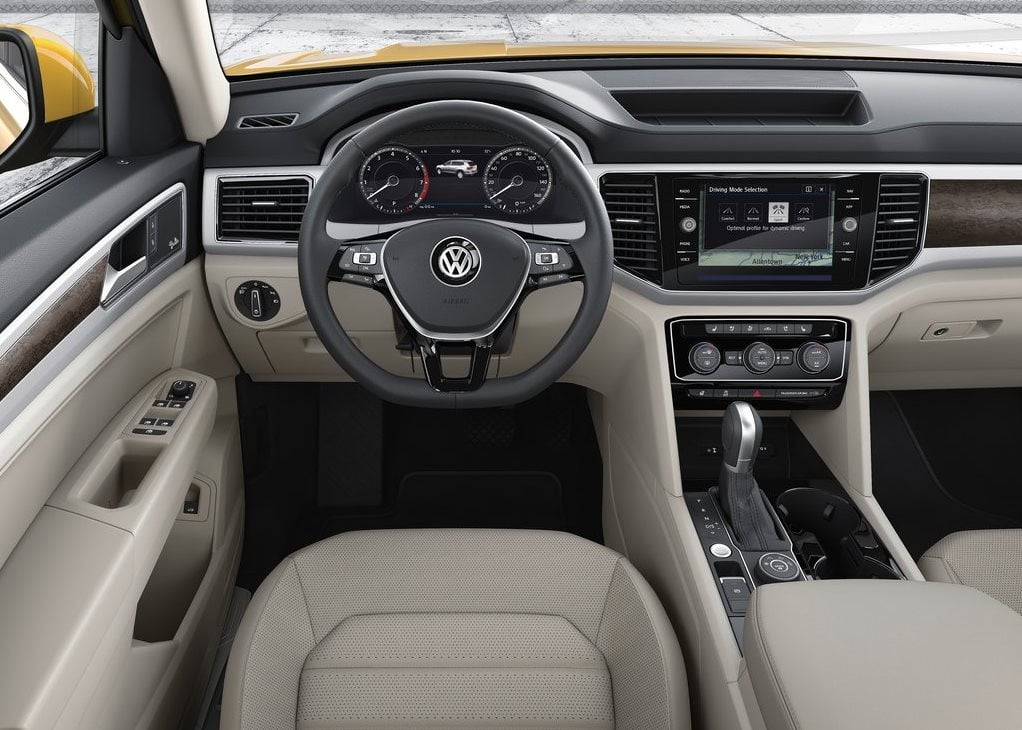 https://gcc-1307444343.cos.accelerate.myqcloud.com/images/6d2692/r_960x540/generations/generation_64a67a84d64f6_volkswagen-teramont-interior-cockpit.jpg