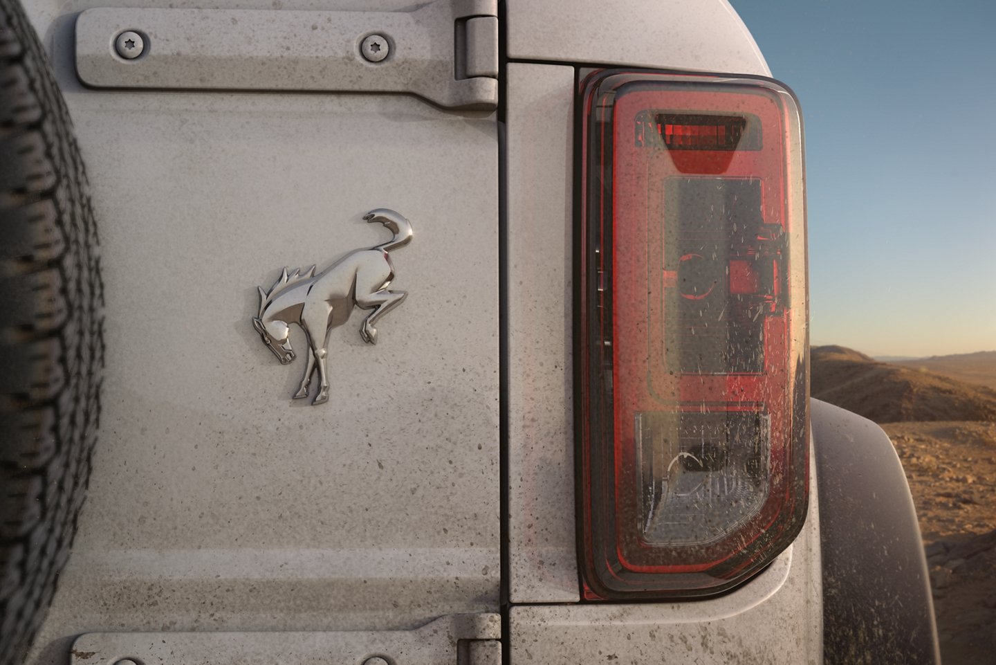 https://gcc-1307444343.cos.accelerate.myqcloud.com/images/6e4414/r_960x540/generations/generation_649544c4bf003_ford-bronco-exterior-taillight.jpg