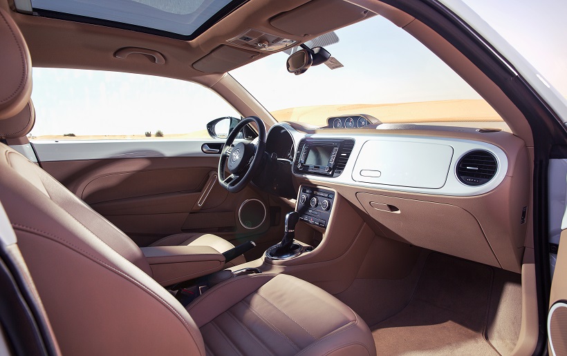 https://gcc-1307444343.cos.accelerate.myqcloud.com/images/70a070/r_960x540/generations/generation_64a317a5e1298_volkswagen-beetle-interior-front-seats.jpg