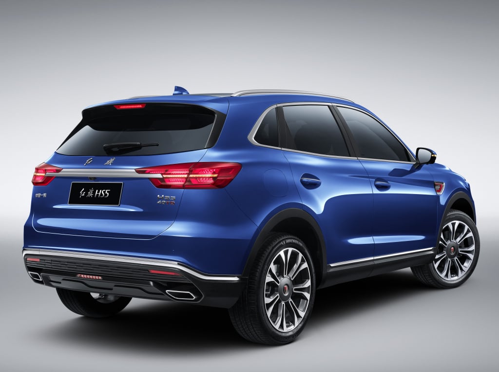 https://gcc-1307444343.cos.accelerate.myqcloud.com/images/7294f3/r_960x540/generations/generation_64944adb10260_hongqi-hs5-exterior-rear-left-angled.jpg