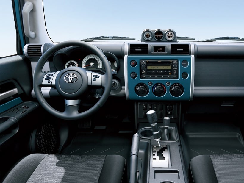https://gcc-1307444343.cos.accelerate.myqcloud.com/images/7330fd/r_960x540/generations/generation_64a3b0675aa78_toyota-fj-cruiser-interior-cockpit.jpg