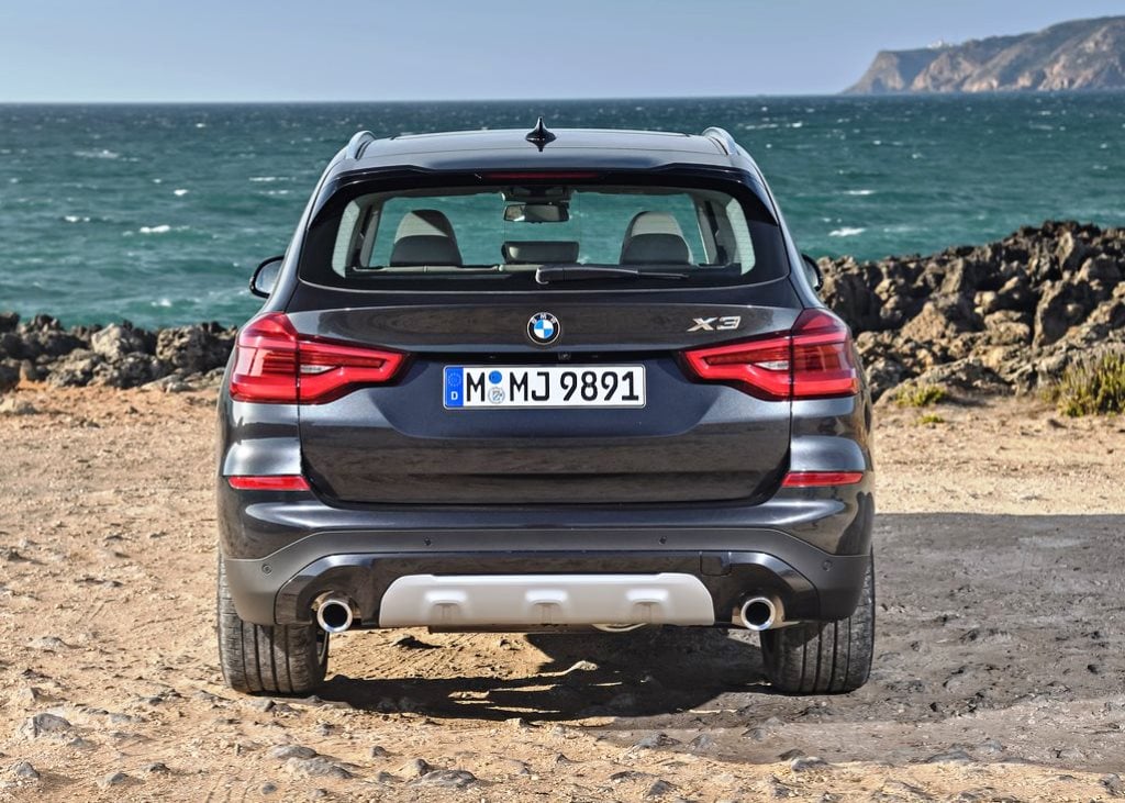 https://gcc-1307444343.cos.accelerate.myqcloud.com/images/7420d1/r_960x540/generations/generation_64a3b8bd4f331_bmw-x3-exterior-rear.jpg