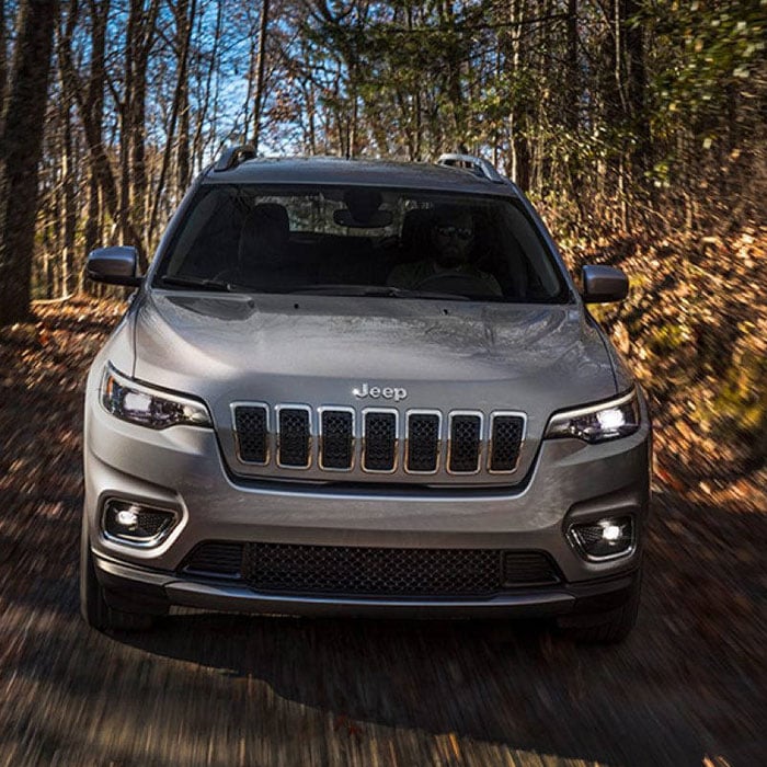 https://gcc-1307444343.cos.accelerate.myqcloud.com/images/7440b2/r_960x540/generations/generation_64a614b69fa92_jeep-cherokee-exterior-front.jpg