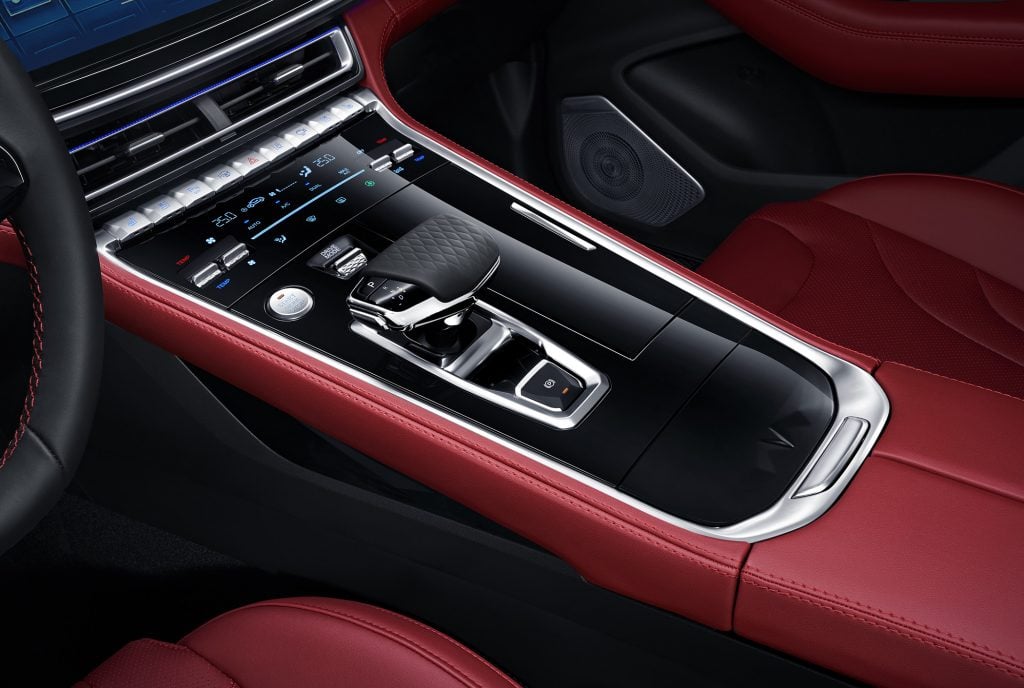 https://gcc-1307444343.cos.accelerate.myqcloud.com/images/752847/r_960x540/generations/generation_6494542698eac_changan-cs85-interior-gear-box-_-controls.jpg