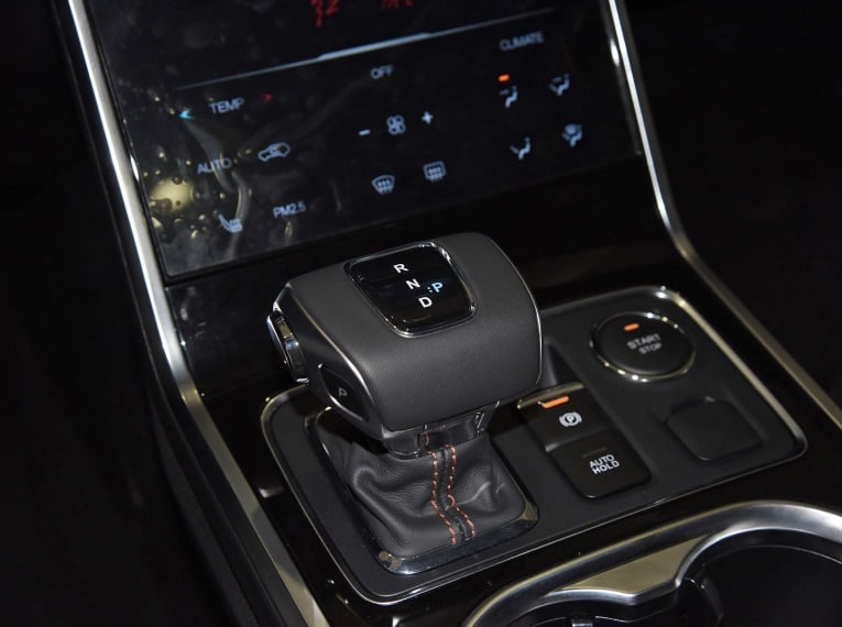 https://gcc-1307444343.cos.accelerate.myqcloud.com/images/78ec63/r_960x540/generations/generation_64a7c4180a2b0_hongqi-e-hs3-interior-gear-and-controls.jpg