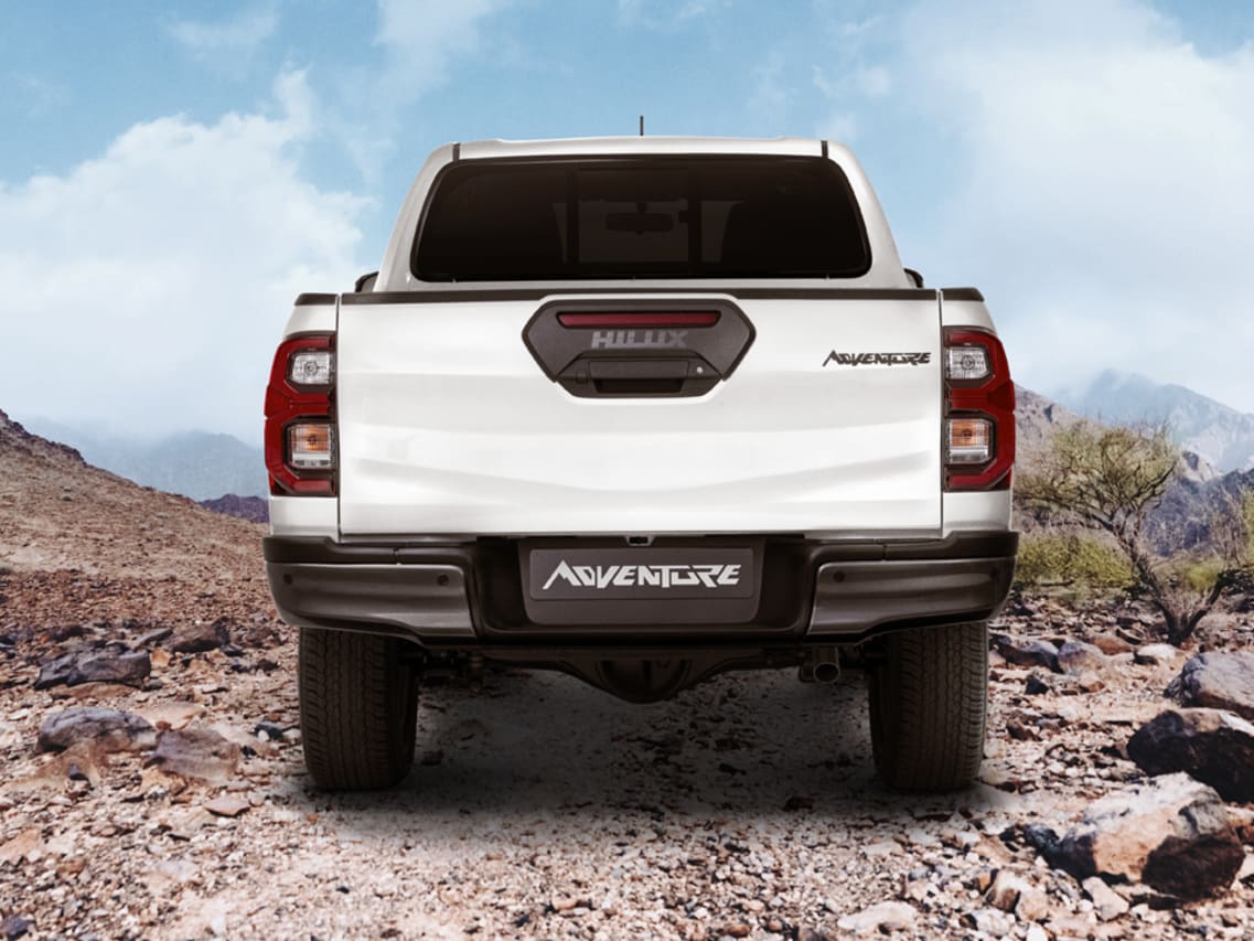 https://gcc-1307444343.cos.accelerate.myqcloud.com/images/798aa5/r_960x540/generations/generation_65e6b7ac177c0_toyota-hilux-exterior-rear.jpg