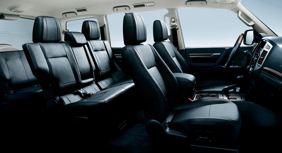 https://gcc-1307444343.cos.accelerate.myqcloud.com/images/79abb7/r_960x540/generations/generation_64a5d215593f8_mitsubishi-pajero-interior-seats.jpg