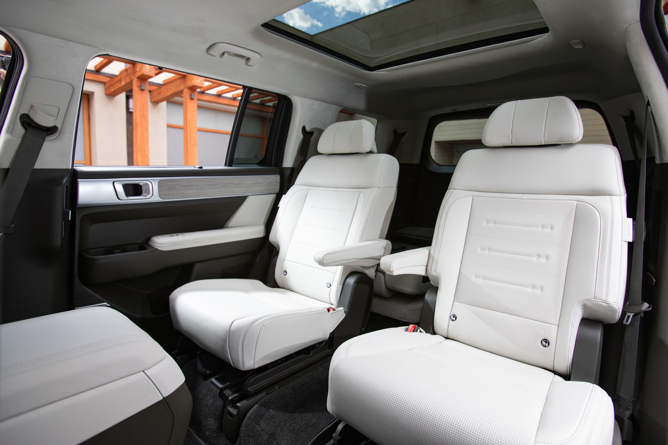 https://gcc-1307444343.cos.accelerate.myqcloud.com/images/79edaa/r_960x540/generations/generation_65ddb21fa87fc_2024-hyundai-santa-fe-interior-120-64cc0e003465a.jpg