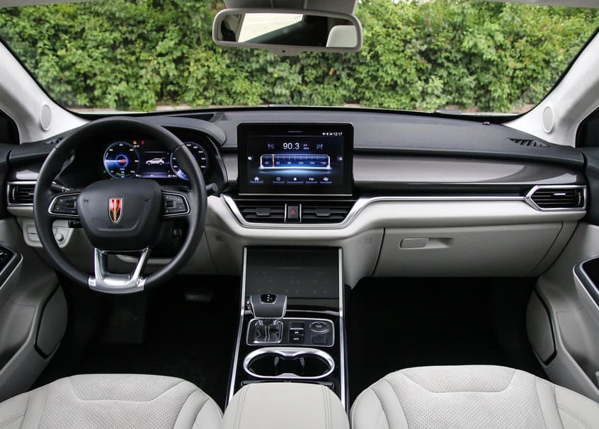 https://gcc-1307444343.cos.accelerate.myqcloud.com/images/7b461a/r_960x540/generations/generation_64a7c417d1762_hongqi-e-hs3-interior-cockpit.jpg