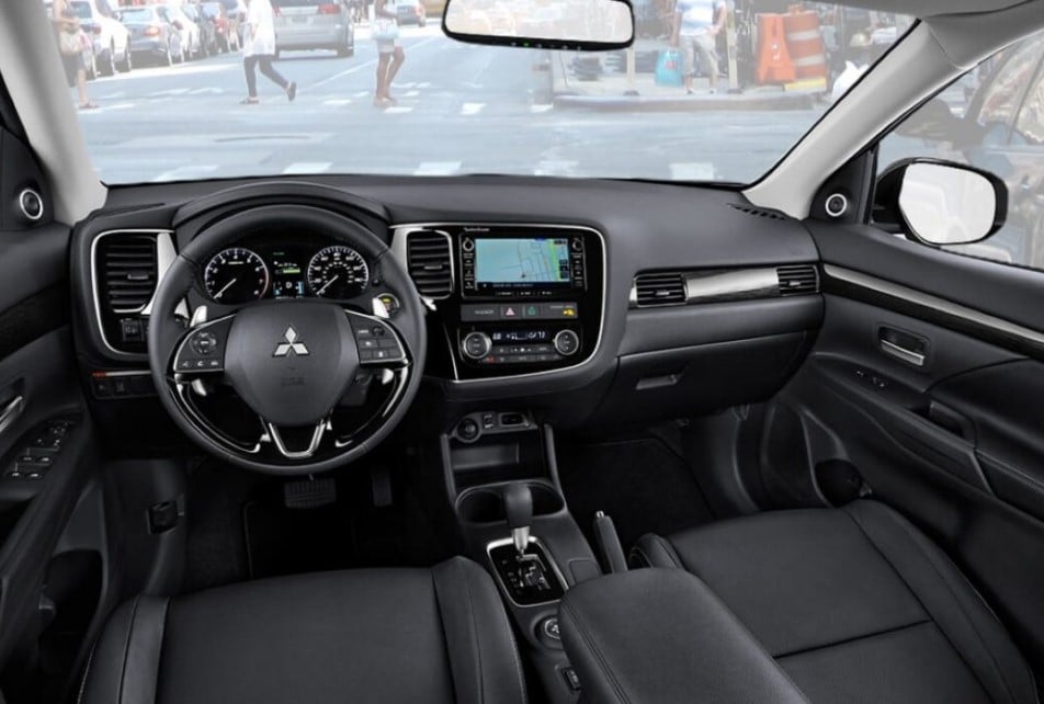 https://gcc-1307444343.cos.accelerate.myqcloud.com/images/7cdd61/r_960x540/generations/generation_649e7f99a6510_mitsubishi-l200-interior-cockpit.jpg