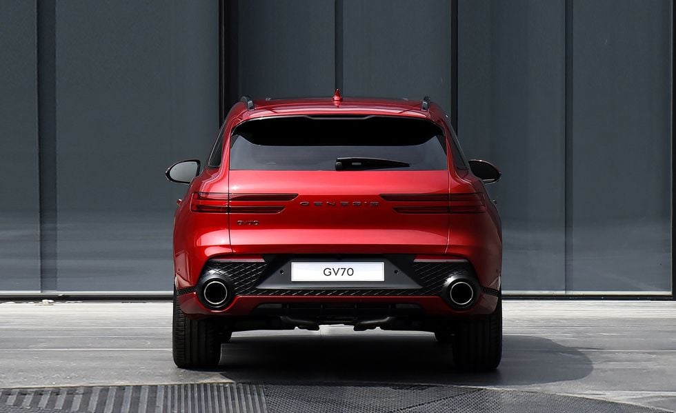 https://gcc-1307444343.cos.accelerate.myqcloud.com/images/7ff177/r_960x540/generations/generation_64a7fd7154640_genesis-gv70-exterior-rear.jpg
