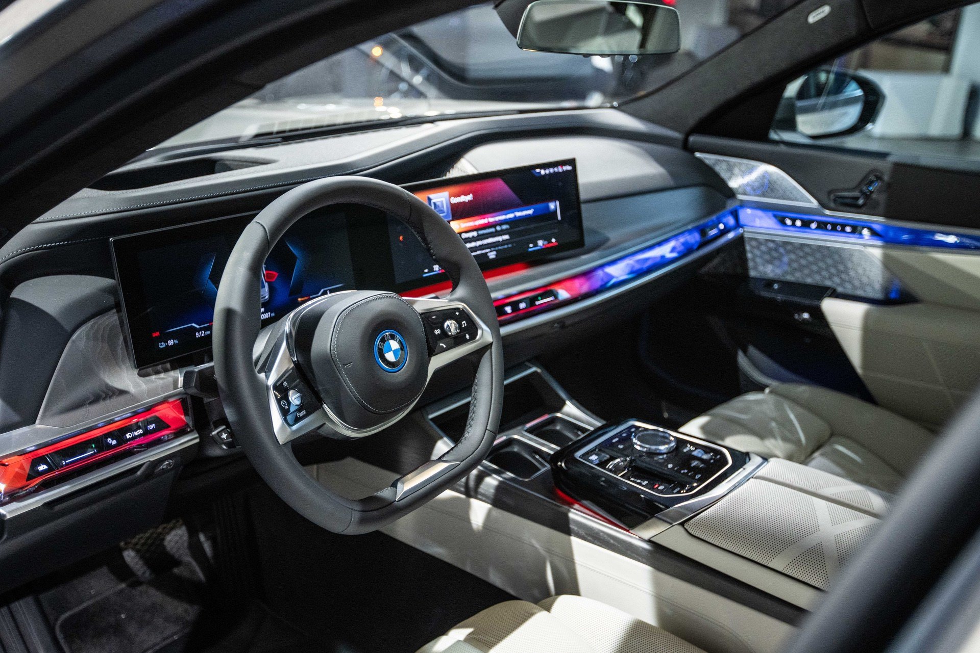 https://gcc-1307444343.cos.accelerate.myqcloud.com/images/808562/r_960x540/generations/generation_64aba6844d462_bmw-i7-interior-steering-wheel.jpg