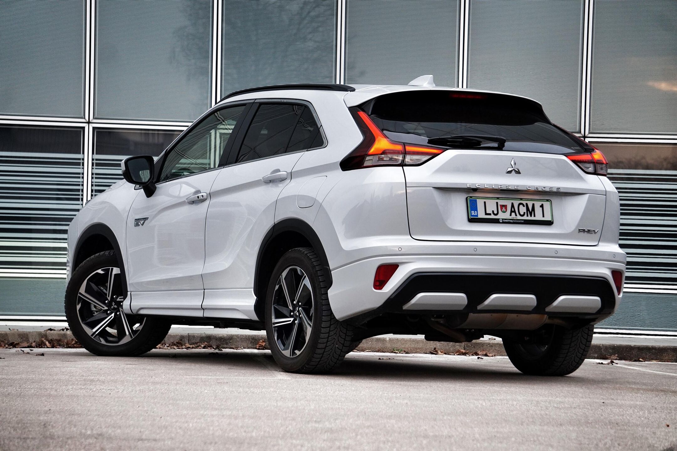 https://gcc-1307444343.cos.accelerate.myqcloud.com/images/82cc8c/r_960x540/generations/generation_64ec3eaf2a014_mitsubishi_eclipse_cross_pheh_amzs-6.jpg