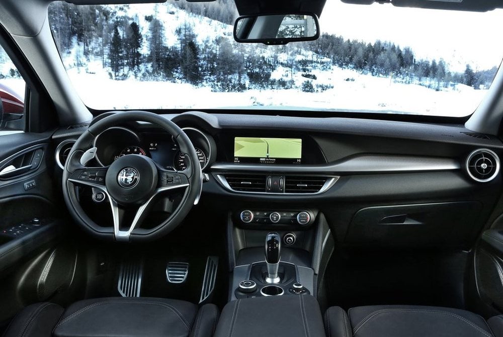 https://gcc-1307444343.cos.accelerate.myqcloud.com/images/838dae/r_960x540/generations/generation_64a64b4a96251_alfa-romeo-stelvio-interior-cockpit.jpg