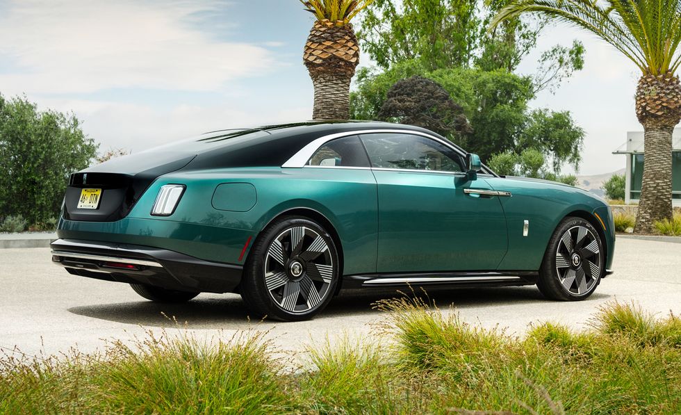 https://gcc-1307444343.cos.accelerate.myqcloud.com/images/86d07f/r_960x540/generations/generation_65dda01a36b21_2024-rolls-royce-spectre-121-649dd25fd0053.jpg