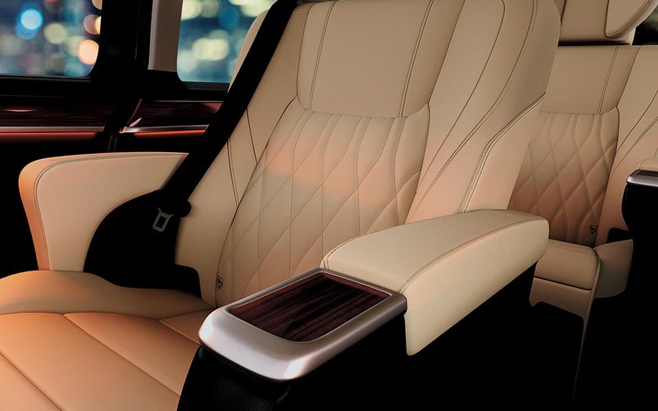 https://gcc-1307444343.cos.accelerate.myqcloud.com/images/872d64/r_960x540/generations/generation_649958c322f6e_toyota-granvia-interior-rear-seat.jpg