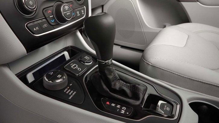 https://gcc-1307444343.cos.accelerate.myqcloud.com/images/88cd39/r_960x540/generations/generation_64a614b732125_jeep-cherokee-interior-gear.jpg