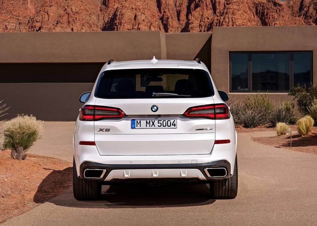 https://gcc-1307444343.cos.accelerate.myqcloud.com/images/89ceb3/r_960x540/generations/generation_64a11ff10d6fc_bmw-x5-exterior-rear.jpg