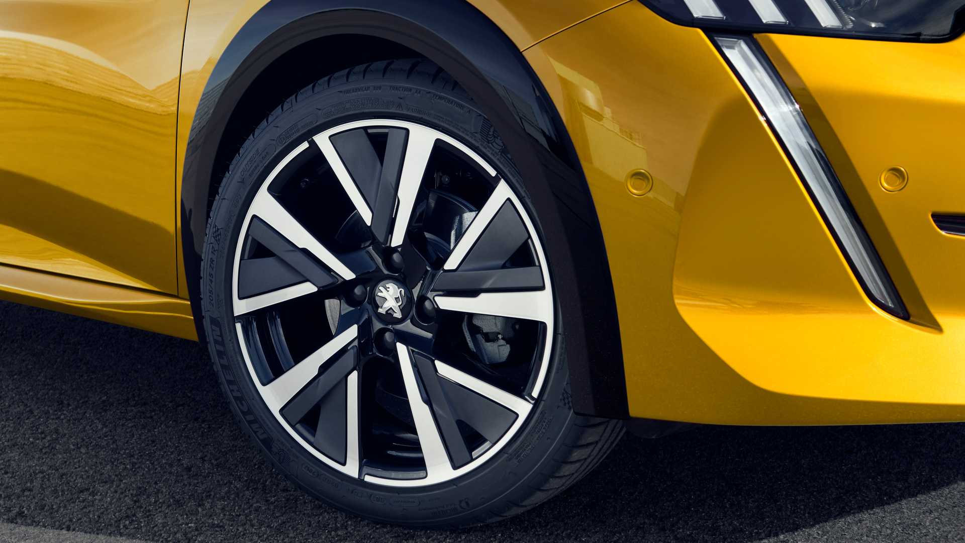 https://gcc-1307444343.cos.accelerate.myqcloud.com/images/8c18c2/r_960x540/generations/generation_6494388e42f4f_peugeot-208-exterior-rim.jpg
