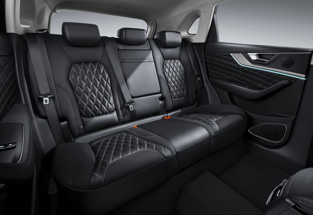 https://gcc-1307444343.cos.accelerate.myqcloud.com/images/8f150c/r_960x540/generations/generation_64944adc15e45_hongqi-hs5-interior-rear-seats.jpg