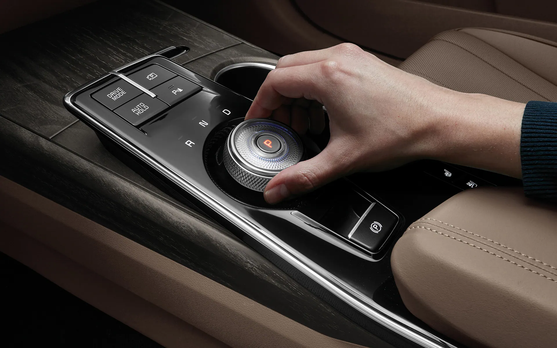 https://gcc-1307444343.cos.accelerate.myqcloud.com/images/8f95c2/r_960x540/generations/generation_64ab8e88e97aa_kia-k8-interior-gear.jpg