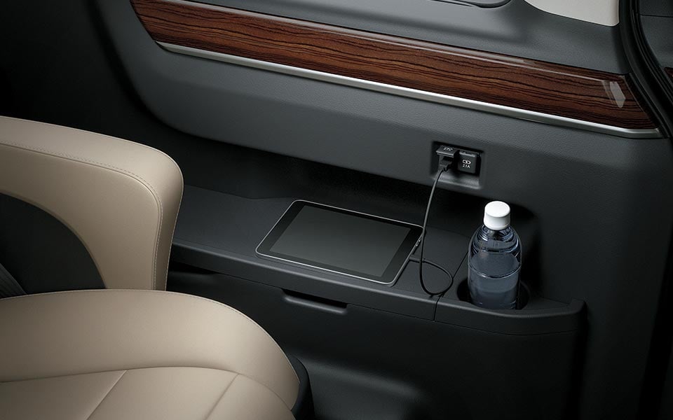 https://gcc-1307444343.cos.accelerate.myqcloud.com/images/8fdf61/r_960x540/generations/generation_649958c2e2f22_toyota-granvia-interior-door-panel.jpg