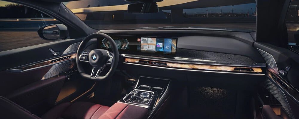 https://gcc-1307444343.cos.accelerate.myqcloud.com/images/96887a/r_960x540/generations/generation_64aba68409533_bmw-i7-interior-cockpit.jpg