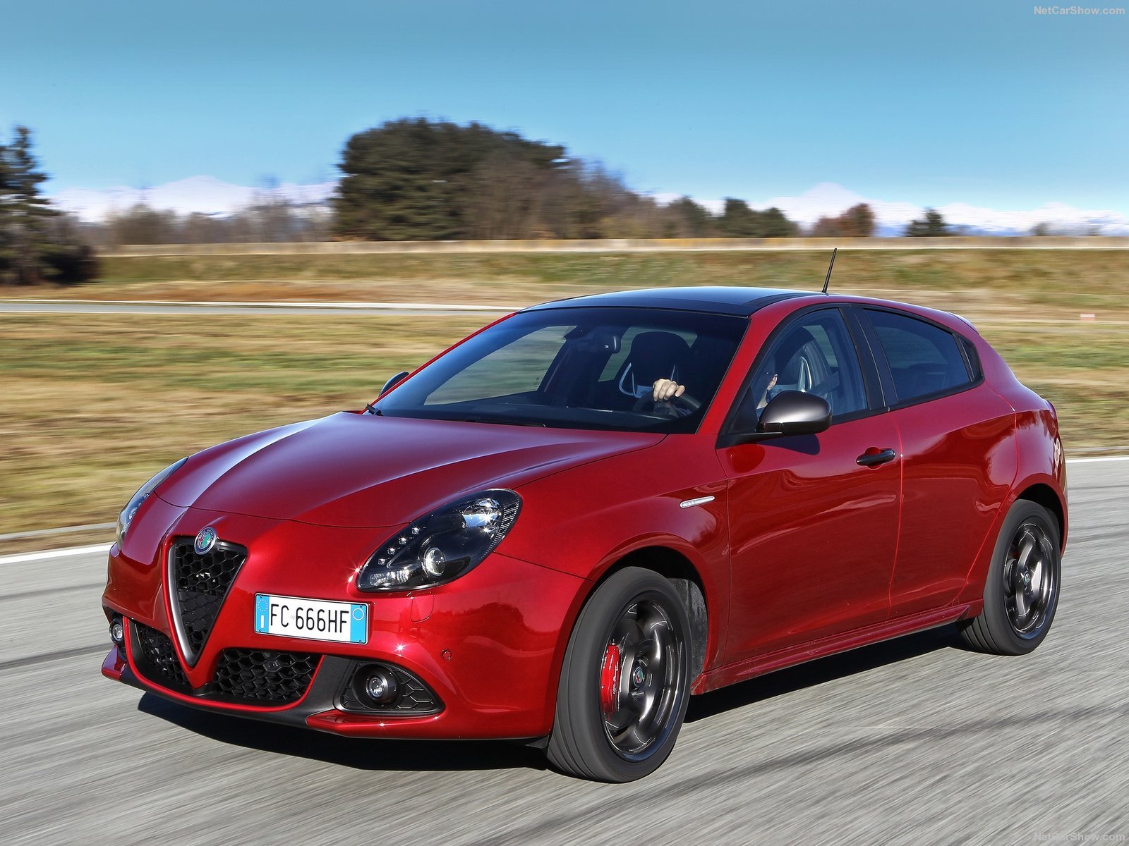 https://gcc-1307444343.cos.accelerate.myqcloud.com/images/99cfe0/r_960x540/generations/generation_64a3a4a1511ef_alfa-romeo-giulietta-exterior-front-left-angled.jpg