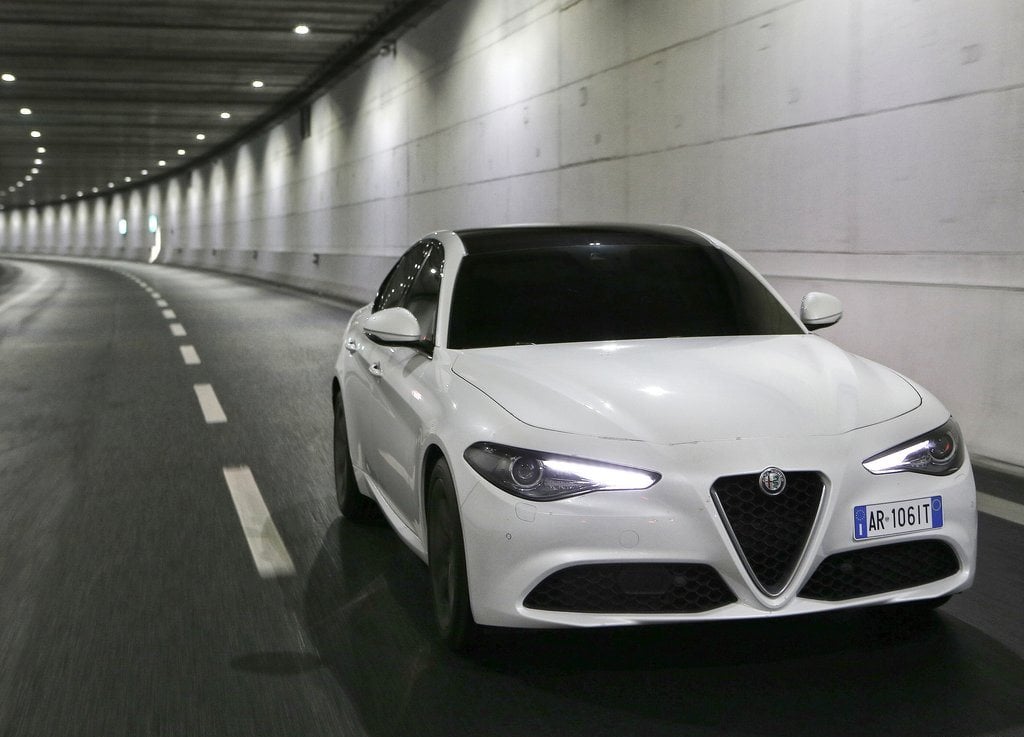 https://gcc-1307444343.cos.accelerate.myqcloud.com/images/9cbdd8/r_960x540/generations/generation_64a6434ccec11_alfa-romeo-giulia-exterior-front-right-angled.jpg