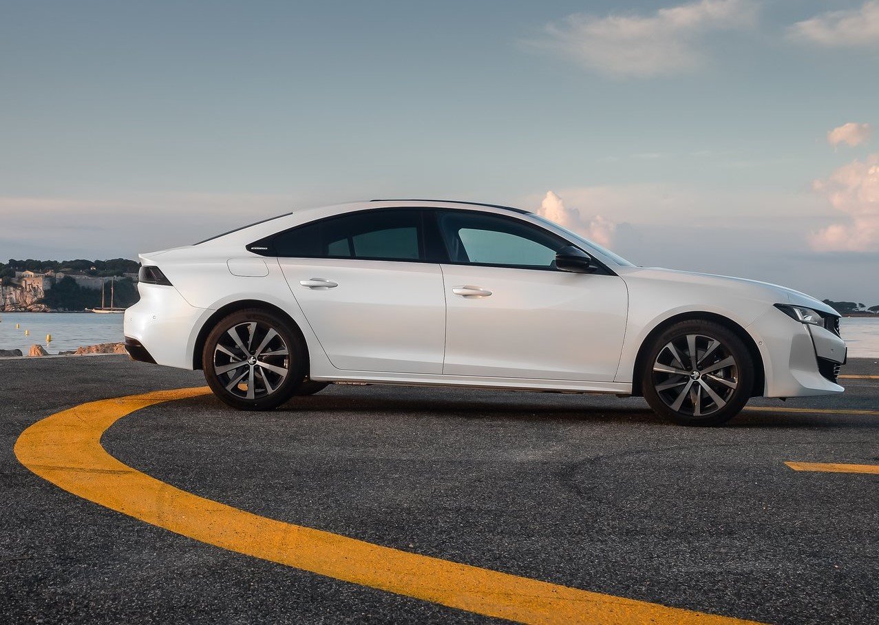 https://gcc-1307444343.cos.accelerate.myqcloud.com/images/9e2f0c/r_960x540/generations/generation_6494445013d2c_peugeot-508-exterior-side-profile.jpg