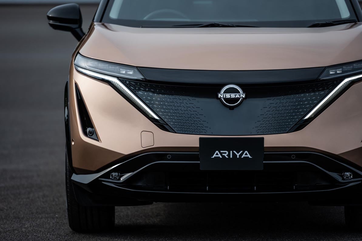 https://gcc-1307444343.cos.accelerate.myqcloud.com/images/9efa40/r_960x540/generations/generation_649548f436bec_nissan-ariya-exterior-front-grille-and-headlight.jpg