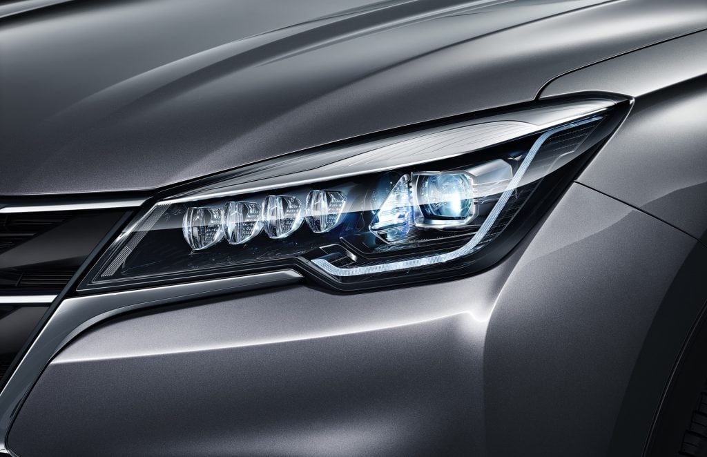 https://gcc-1307444343.cos.accelerate.myqcloud.com/images/9f8886/r_960x540/generations/generation_64945425bcf92_changan-cs85-exterior-headlight.jpg