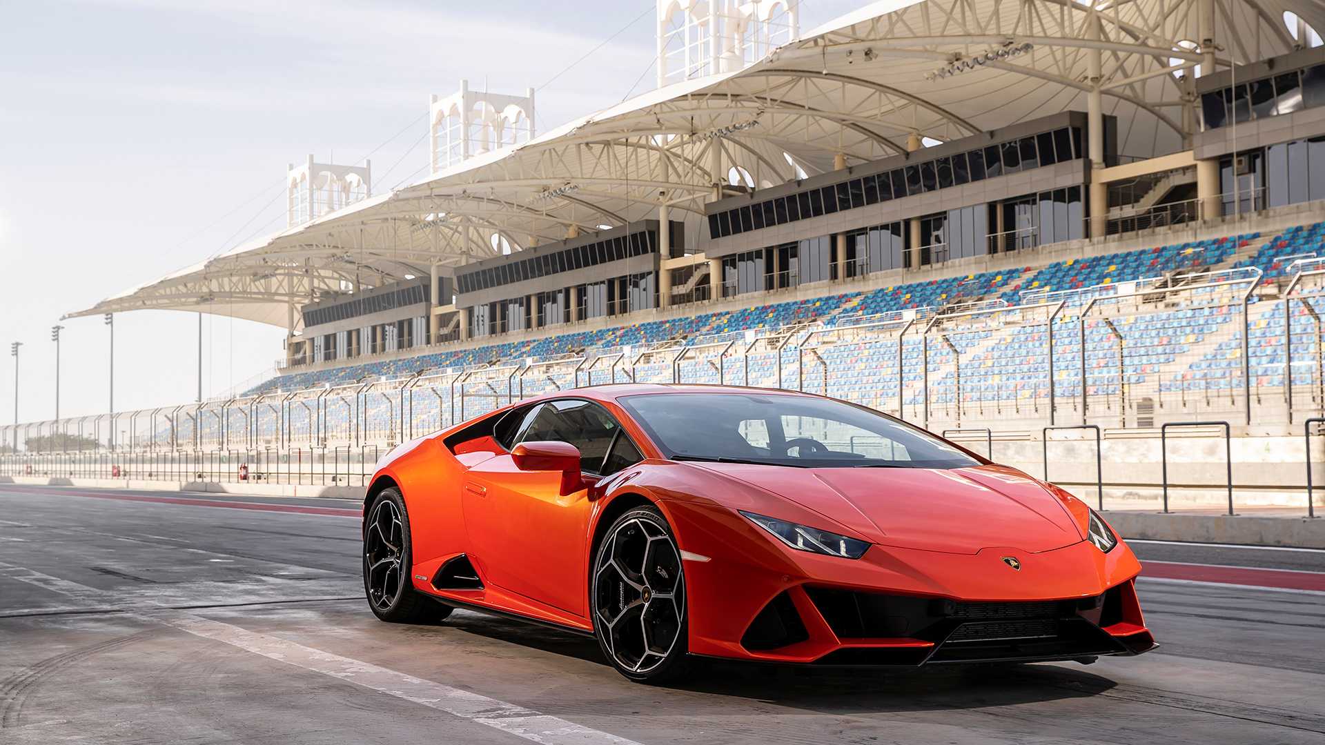 https://gcc-1307444343.cos.accelerate.myqcloud.com/images/a11332/r_960x540/generations/generation_649af04115264_lamborghini-huracan-exterior-front-right-angled(1).jpg