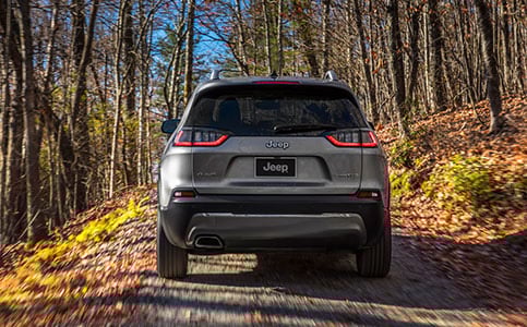 https://gcc-1307444343.cos.accelerate.myqcloud.com/images/a343bb/r_960x540/generations/generation_64a614b70c638_jeep-cherokee-exterior-rear.jpg
