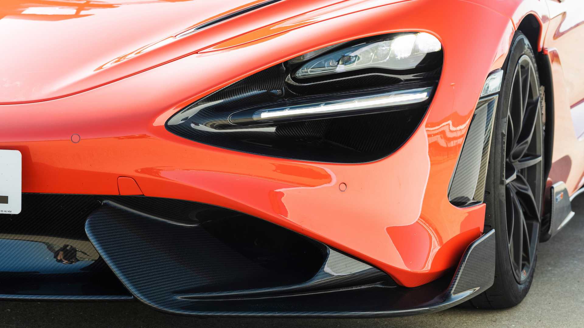 https://gcc-1307444343.cos.accelerate.myqcloud.com/images/a40d78/r_960x540/generations/generation_64a7f8d21bc0a_mclaren-765lt-exterior-headlight.jpg