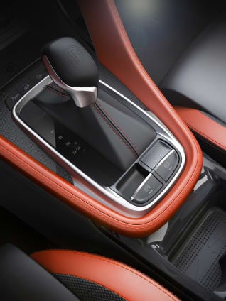 https://gcc-1307444343.cos.accelerate.myqcloud.com/images/a61e9d/r_960x540/generations/generation_6495a59388132_mg-zs-interior-gear.jpg