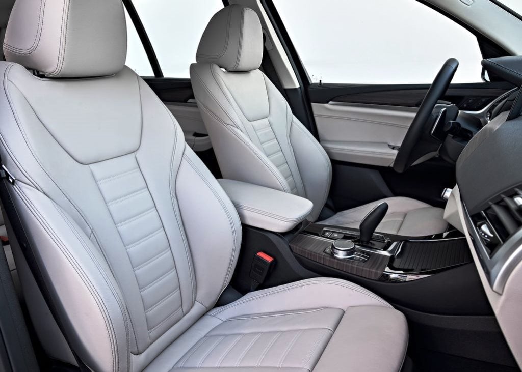https://gcc-1307444343.cos.accelerate.myqcloud.com/images/a791ec/r_960x540/generations/generation_64a3b8bdc96cc_bmw-x3-interior-front-seats.jpg