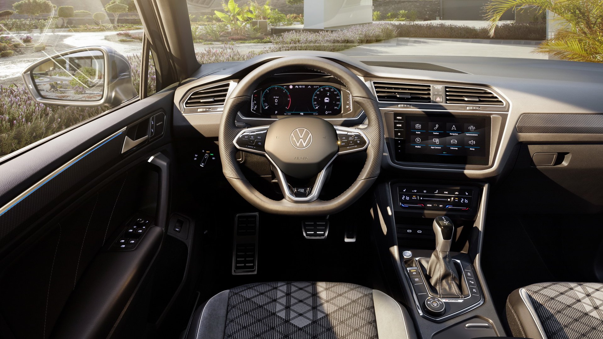 https://gcc-1307444343.cos.accelerate.myqcloud.com/images/a9ccde/r_960x540/generations/generation_64a2c02ad95c6_volkswagen-tiguan-interior-cockpit.jpg