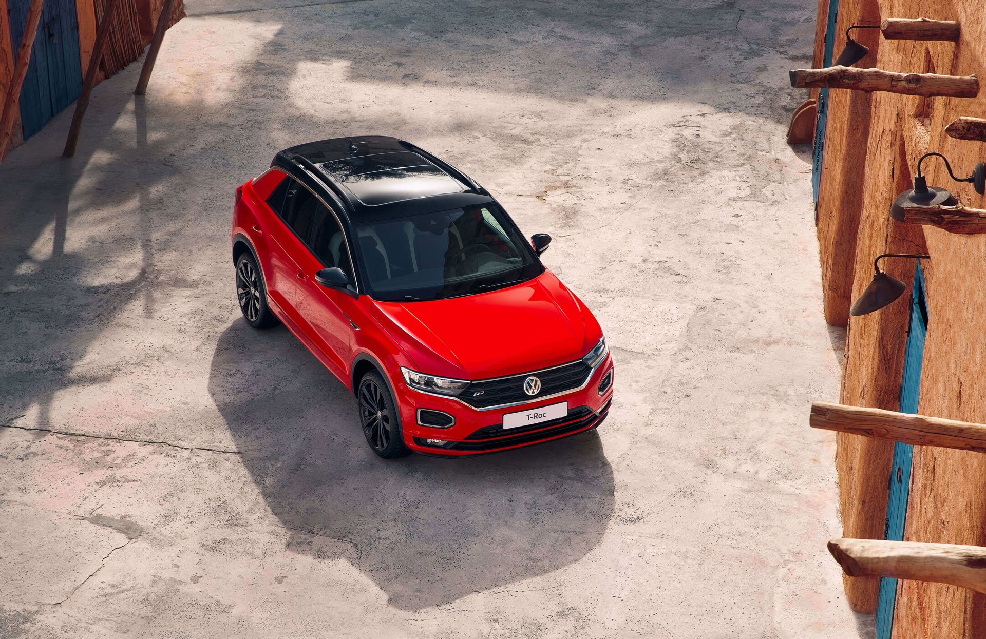 https://gcc-1307444343.cos.accelerate.myqcloud.com/images/becb15/r_960x540/generations/generation_64a7f7a218c59_volkswagen-t-roc-exterior-front-right-angled-and-top.jpg