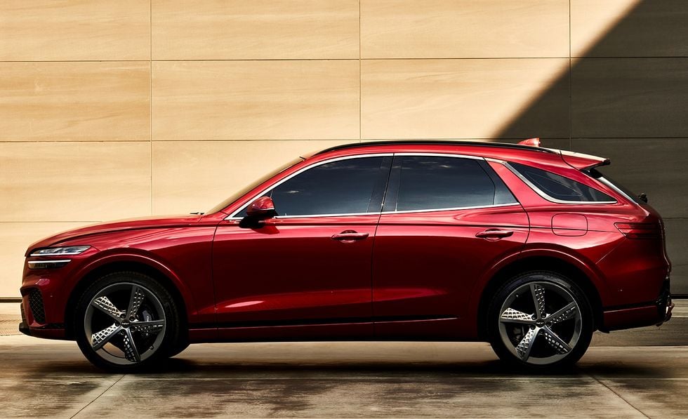 https://gcc-1307444343.cos.accelerate.myqcloud.com/images/c2108c/r_960x540/generations/generation_64a7fd719aafc_genesis-gv70-exterior-side-profile.jpg