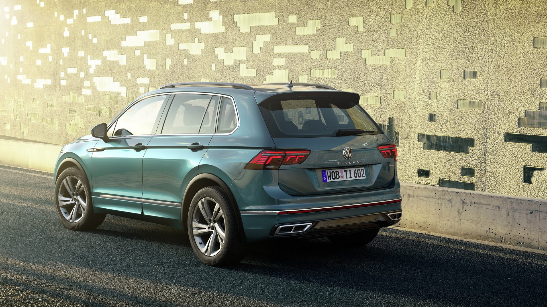 https://gcc-1307444343.cos.accelerate.myqcloud.com/images/c79dee/r_960x540/generations/generation_64a2c02a1c3c9_volkswagen-tiguan-exterior-rear-right-angled.jpg