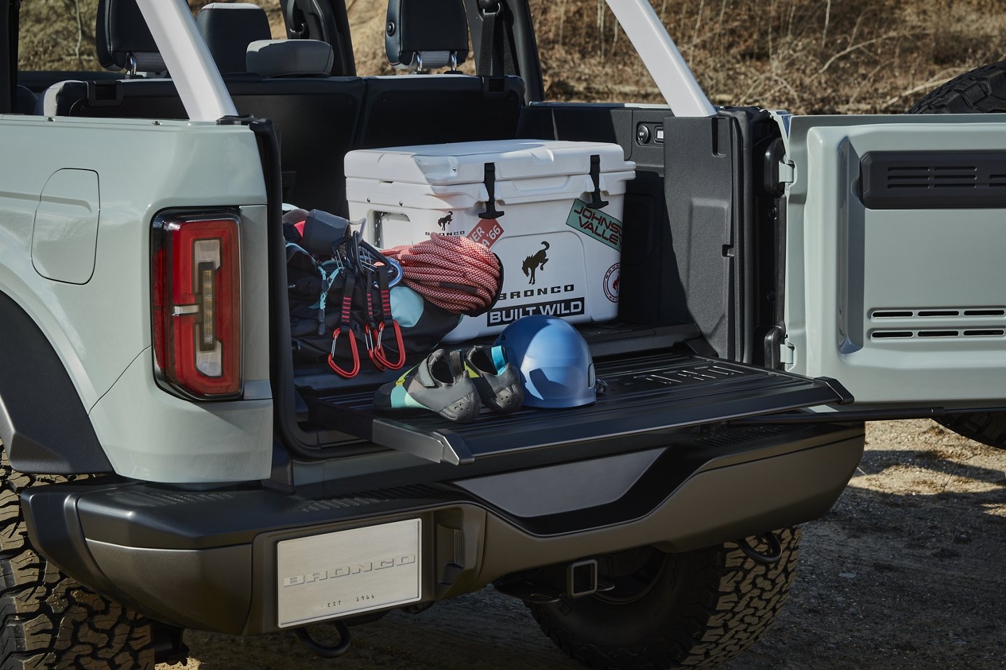 https://gcc-1307444343.cos.accelerate.myqcloud.com/images/cce01d/r_960x540/generations/generation_649544c52792b_ford-bronco-exterior-trunk.jpg