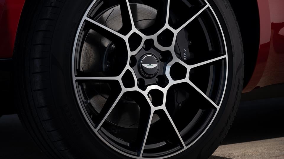 https://gcc-1307444343.cos.accelerate.myqcloud.com/images/ce41a5/r_960x540/generations/generation_6495a9221fb0a_aston-martin-dbx-exterior-rim.jpg