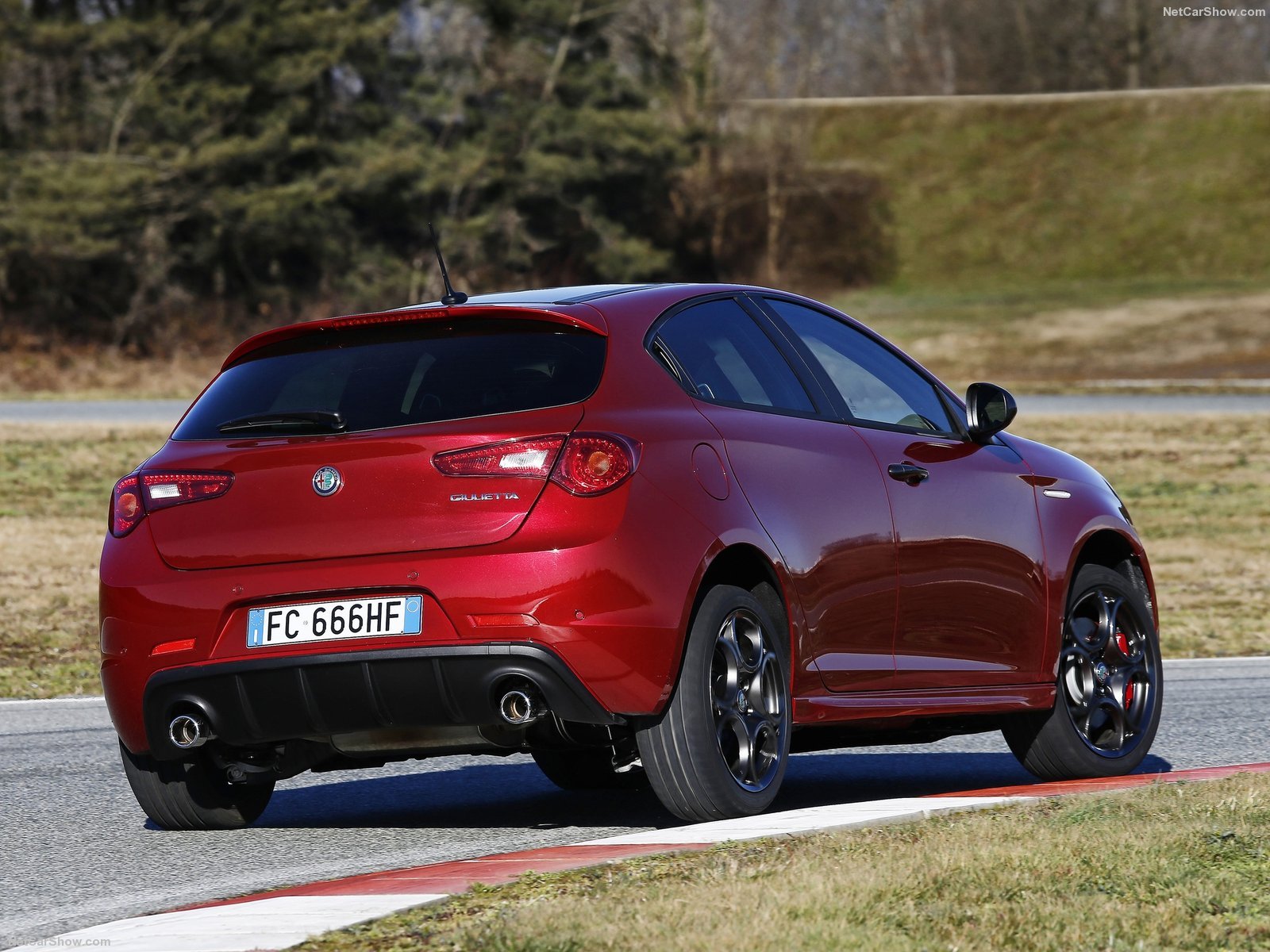 https://gcc-1307444343.cos.accelerate.myqcloud.com/images/d17e47/r_960x540/generations/generation_64a3a4a1bc1f7_alfa-romeo-giulietta-exterior-rear-left-angled.jpg