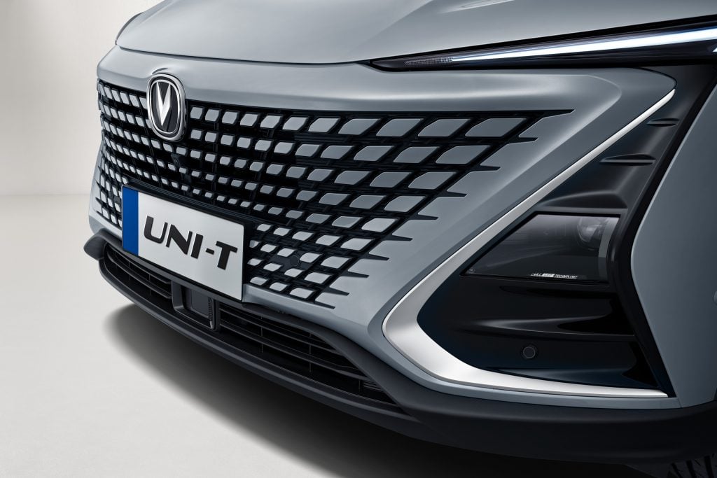 https://gcc-1307444343.cos.accelerate.myqcloud.com/images/d26a42/r_960x540/generations/generation_649436272d0f4_changan-uni-t-exterior-headlight-and-front-grille.jpg