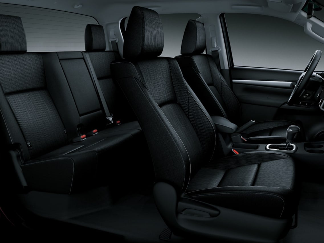 https://gcc-1307444343.cos.accelerate.myqcloud.com/images/d46115/r_960x540/generations/generation_65e6b7ac68274_toyota-hilux-interior-seats.jpg